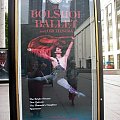 Lincoln Center Tu znajduje się słynna Metropolitan Opera, obok niej mniej znana na świecie ale wcale nie gorsza Opera Nowojorska. Tu znajdują się sale koncertowe. Plakat reklamuje występy moskiewskiego Teatru Bolszoj. A w szkle tej witrynki odbijają si...