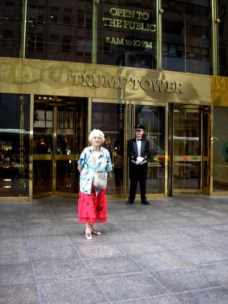 Moja Mama przed budynkiem należącym do Donalda Trumpa - najbogatszego człowieka Stanów Zjednoczonych.