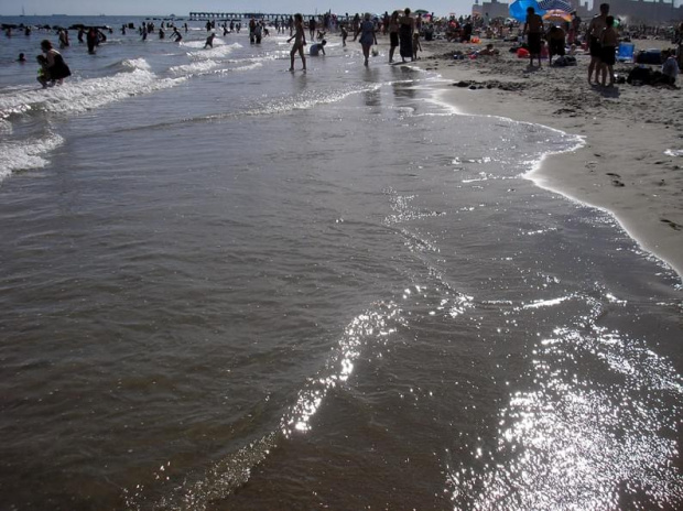 Przypływ na plaży na Coney Island