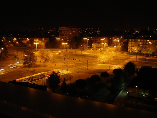 Nocne zdjęcie ronda w Łodzi, widok z Odyńca #łódź #rondo #NocneZdjęcie #rozmazy