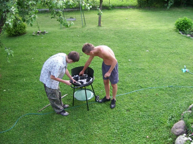 tak, a tu chlopcy rozpalali gryla, po jakims (dlugim) czasie w koncu im sie udalo:P