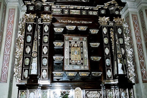 ołtarz barokowy z relikwiami świętych