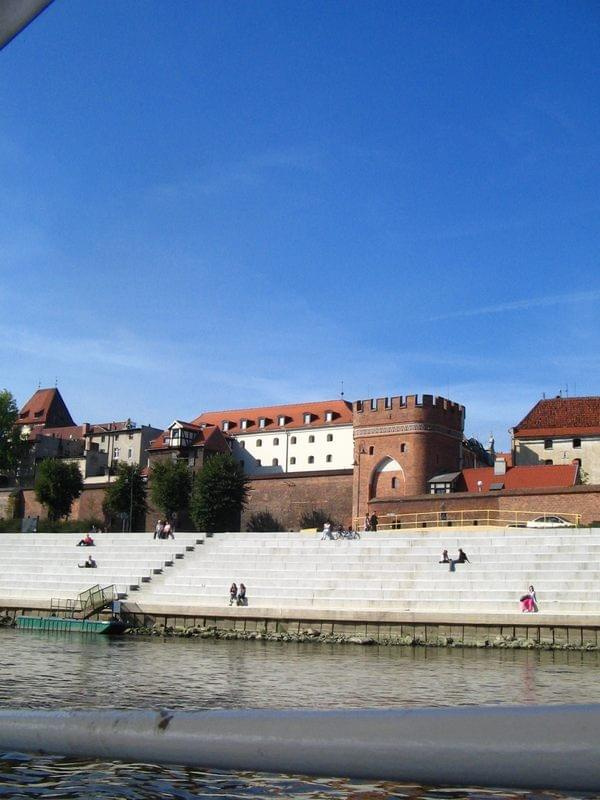 Widok na Bramę Mostowš, za niš ulica Mostowa #Toruń