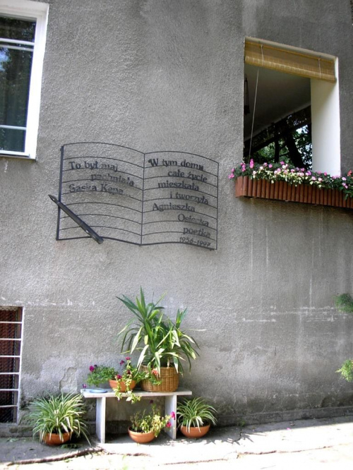 W tym domu na w Warszawie na Saskiej Kępie, ul. Dąbrowiecka 25, całe życie mieszkała i tworzyła Agnieszka Osiecka. Na tablicy słowa "To był maj, pachniała Saska Kępa"