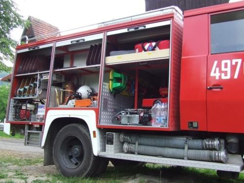 CHARAKTERYSTYKA I WYPOSAŻENIE SAMOCHODU
- Silnik turbodiesla 210 KM
- Kabina jednomodułowa 9-cio osobowa
- Napęd 4x4
- Zbiornik na wode 2000l ze stali kwasoodpornej
- Autopompa Rosenbauer , 1800l/min przy 10 bar, 350l/min przy 40 bar
- Szybkie natarcie...