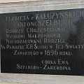 Tablica pamiątkowa wmurowana w ścianę kościoła parafialnego pw św. Wojciecha w Górze Puławskiej #GóraPuławska