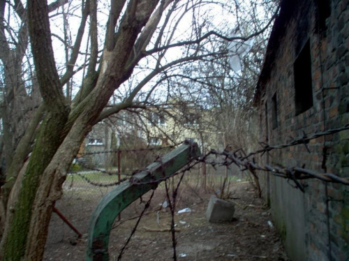 Widoczne na tych zdjęciach baraki te zbudowali hitlerowcy w październiku 1939 roku z cegieł po zburzonych kamienicach. Pełniły rolę siedziby władz okupacyjnych. Potem zakwaterowały się tu władze NKWD, i tu wyłapywali powstańców szukających schronienia...