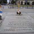 W tym miejscu na warszawskim Placu Piłsudskiego (dawniej Placu Zwycięstwa) Ojciec Święty Jan Paweł II odprawił mszę świętą podczas Pierwszej Pielgrzymki do Ojczyzny. Tu również stała potem trumna Prymasa Tysiąclecia.