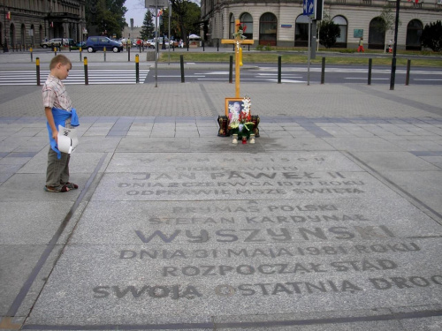 W tym miejscu na warszawskim Placu Piłsudskiego (dawniej Placu Zwycięstwa) Ojciec Święty Jan Paweł II odprawił mszę świętą podczas Pierwszej Pielgrzymki do Ojczyzny. Tu również stała potem trumna Prymasa Tysiąclecia.