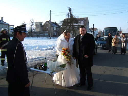 07.01.2006 W naszym kościele brał ślub nasz były strażak Mariusz Pacholewicz. Oczywiście nasza OSP zrobiła