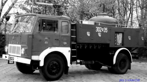 GPr 3000 Jelcz 415 - średni samochód gaśniczy proszkowy, zbiornik z proszkiem gaśniczym TOTALIT S - 3000 kg, działko stacjonarne - wydajność 1200 kg/min, kabina 1+3, napęd 4x2.
---------
FOT- KM PSP Kraków