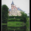 Zbiory luksusowej porcelany, szkła i srebra uzupełniają obrazy i rzeźby, niezmierną wartość ma też biblioteka z prawieże 16 000 tomów.