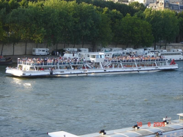 Paris VII (7. dzielnica Paryża) - Pont d'Iéna (Most Iéna) - widok na statki