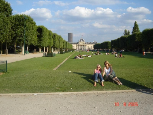 Paris VII (7. dzielnica Paryża) - Champ de Mars (Pole Marsowe) - spory pas zieleni między Wieżš Eiffela (F - Tour Eiffel) a Szkołš Wojskowš (F - École Militaire)