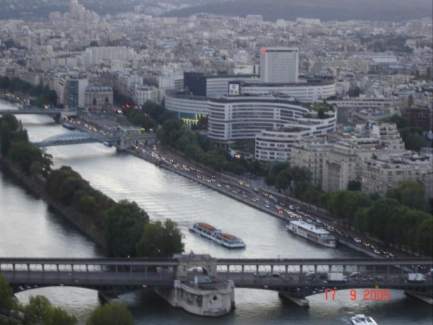 Paris VII (7. dzielnica Paryża) - widok z 3, piętra Wieży Eiffela #PiętraWieżyEiffela