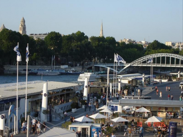 Paris VII (7. dzielnica Paryża) - Pont d'Iéna (Most Iéna) - widok na statki