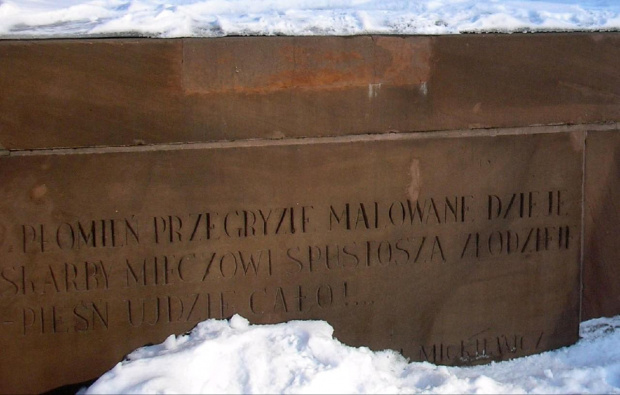 Przy pomniku Fryderyka motto: Płomień przegryzie malowane dzieje, złoto i srebro rozkradną złodzieje, pieśń ujdzie cało