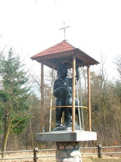 Bałtów - figurka św. Huberta ustawiona przy leśniczówce koła łowieckiego Azotrop