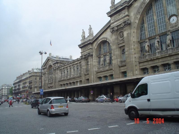 Paris X (10. dzielnica Paryża) - Gare du Nord (Dworzec Północny) - stšd odjeżdżajš TGV do Północy Francji, Eurostar do Anglii oraz Thalys do Belgii. Też stšd odjeżdżajš pocišgi do Luksemburga i Niemiec