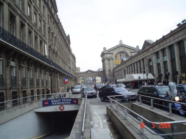 Paris X (10. dzielnica Paryża) - Gare du Nord (Dworzec Północny) - stšd odjeżdżajš TGV do Północy Francji, Eurostar do Anglii oraz Thalys do Belgii. Też stšd odjeżdżajš pocišgi do Luksemburga i Niemiec