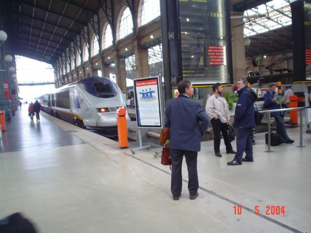 Paris X (10. dzielnica Paryża) - Gare du Nord (Dworzec Północny) - stšd odjeżdżajš TGV do Północy Francji, Eurostar do Anglii oraz Thalys do Belgii. Też stšd odjeżdżajš pocišgi do Luksemburga i Niemiec