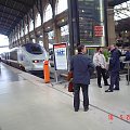 Paris X (10. dzielnica Paryża) - Gare du Nord (Dworzec Północny) - stšd odjeżdżajš TGV do Północy Francji, Eurostar do Anglii oraz Thalys do Belgii. Też stšd odjeżdżajš pocišgi do Luksemburga i Niemiec