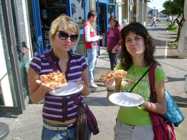 iza i zeynep w salerno - jemy pizze ktora byla bardzo droga i nie wiedzialysmy o tym ;/