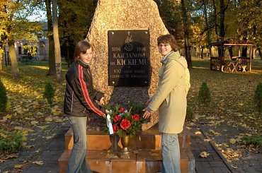 Zgodnie z tradycją młodzież porządkuje miejsca związane z Fundatorem szkoły oraz jej zasłużonymi pracownikami #Sobieszyn #Internat #ŚwiętoZmarłych