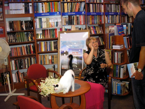W księgarni na Nowym Świecie w Warszawie Małgorzata Kalicińska - autorka bestselleru "Dom nad rozlewiskiem" (fantastycznego zresztą, polecam bardzo) podpisuje swoją książkę. Obecny tu również etatowy kot księgarni.