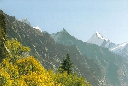 Shivling peak w oddali z prawej, droga do Gomukh, Himalaje Indyjskie