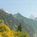 Shivling peak w oddali z prawej, droga do Gomukh, Himalaje Indyjskie