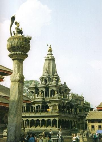 Durban Square: Krishna Mandi temple i Yoganarenda Malla Statue, Patan, Nepal