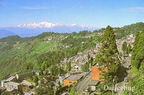 Widok na Himalaje z Darjeelingu, Indie. Ten najwyższy szczyt w oddali to Kanczendzunga(8586 mnpm).