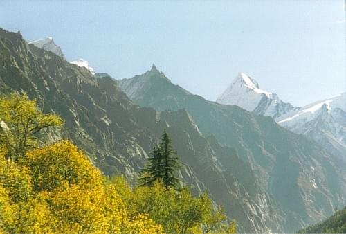 W oddali z prawej - Shivling peak, droga do Gomukh, Himalaje Indyjskie