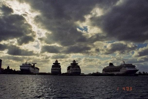 cruiseships - w porcie na Bahamach