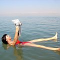 Jordania - Morze Martwe. Tam wszyscy potrafią pływać! Na drugim brzegu majaczą skaliste brzegi Palestyny.