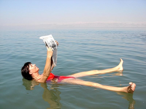 Jordania - Morze Martwe. Tam wszyscy potrafią pływać! Na drugim brzegu majaczą skaliste brzegi Palestyny.