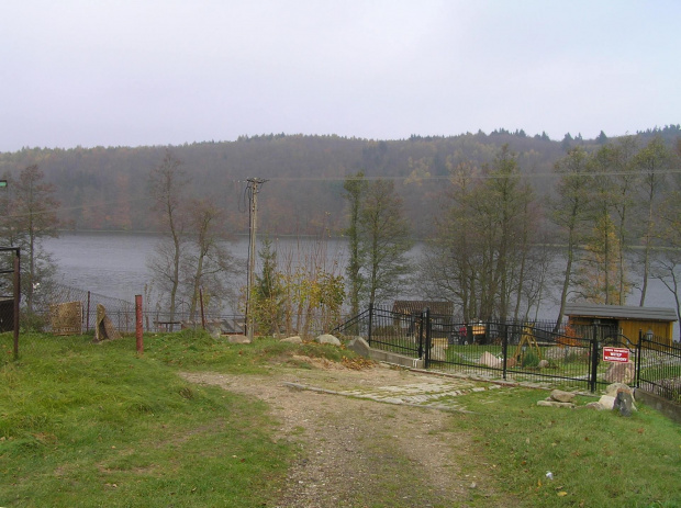 Widok z torów na j. Ostrzyckie