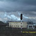 Szczecinek - kłeby pary z zakładów Kronospan i ciemne chmury. #PKP #Szczecinek #dworzec #stacja #lokomotywownia
