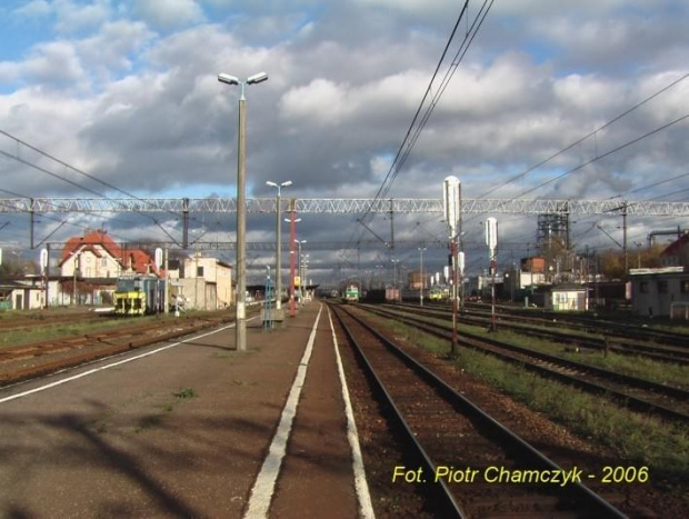 Widok dworca w Szczecinku os strony wjazdu z Piły - groźnie w tym dniu wyglądające chmury. Na szczęście nie padało. #PKP #Szczecinek #dworzec #stacja #StacjaKolejowa