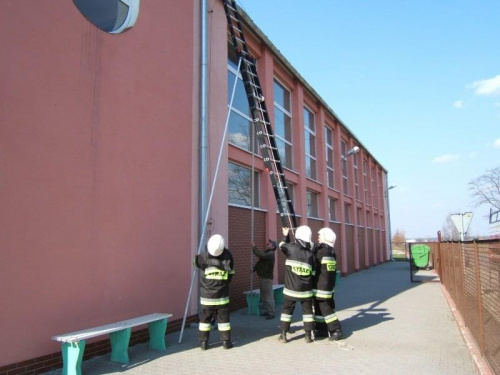 Likwidacja miejscowego zagrożenia
08.04.2006 Nasza OSP została powiadomiona przez pracownika szkoły podstawowej w Czepielowicach o niebezpiecznie zwisającym piorunochronie nad bocznym wejściem do szkoły. Po przybyciu na miejsce i rozpoznaniu sytuacji z...