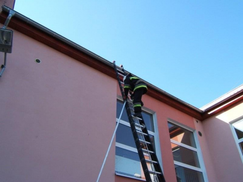 Likwidacja miejscowego zagrożenia
08.04.2006 Nasza OSP została powiadomiona przez pracownika szkoły podstawowej w Czepielowicach o niebezpiecznie zwisającym piorunochronie nad bocznym wejściem do szkoły. Po przybyciu na miejsce i rozpoznaniu sytuacji z...