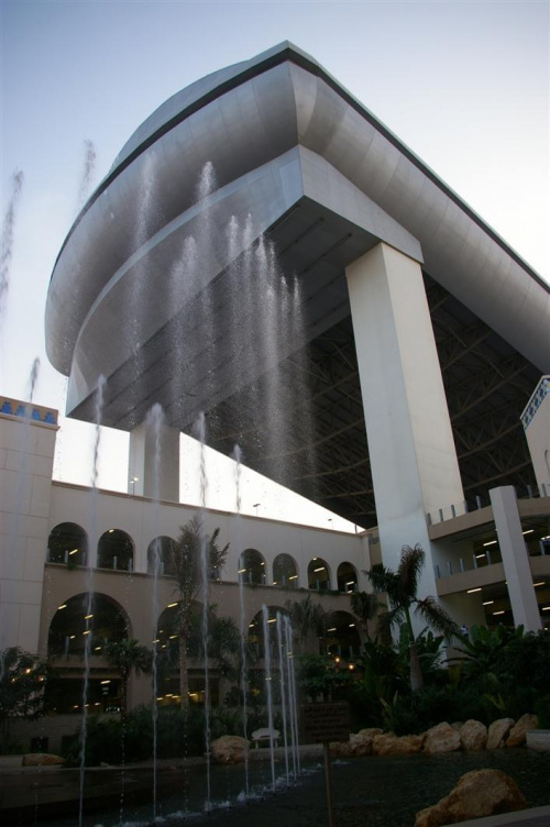 Mall of theEmirates, do tej pory najwieksze centrum handlowe w Dubaju, ale juz niedlugo powstana jeszcze dwa wieksze...
Tutaj fontanna podmalowana muzyka