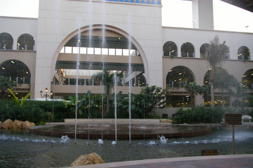 Mall of theEmirates, do tej pory najwieksze centrum handlowe w Dubaju, ale juz niedlugo powstana jeszcze dwa wieksze..
Muzyczna Fontanna