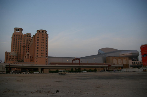 Mall of theEmirates, do tej pory najwieksze centrum handlowe w Dubaju, ale juz niedlugo powstana jeszcze dwa wieksze...
Po prawej stronie widac wielkosc hali na narty