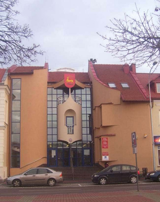 Łomża - Stary Rynek. Nowa część ratusza zbudowana w latach 80-tych po rozebraniu prawej oficyny