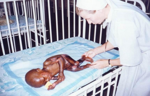 siostra Franciszka Taul przy umierajacym dziecku