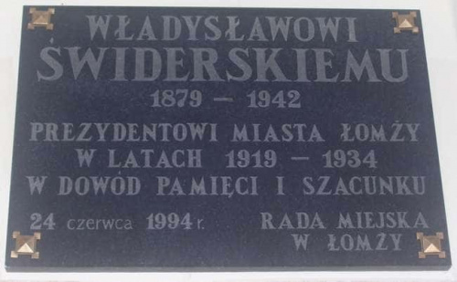 Łomża - Stary Rynek. Ratusz. Tablica pamiątkowa wmurowana w dowód pamięci i szacunku dla prezydenta Łomży w latach 1919-1934 Władysława Sikorskiego.