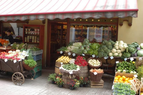 Świdnica - Stragan warzywny w centrum miasta