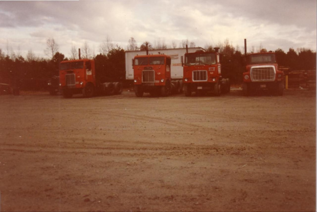 White Freihhtliner, Mack i Ford